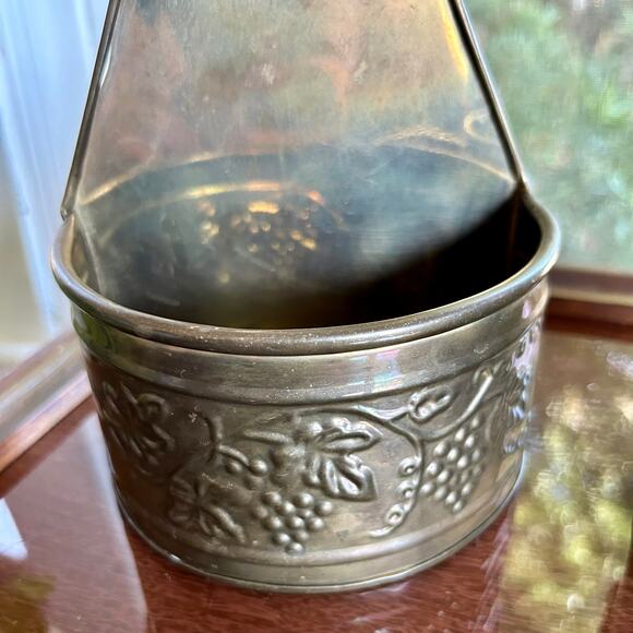 Pair of Vintage Hosley Brass Wall Planters – Embossed Grapevine Design - Picture 3 of 14